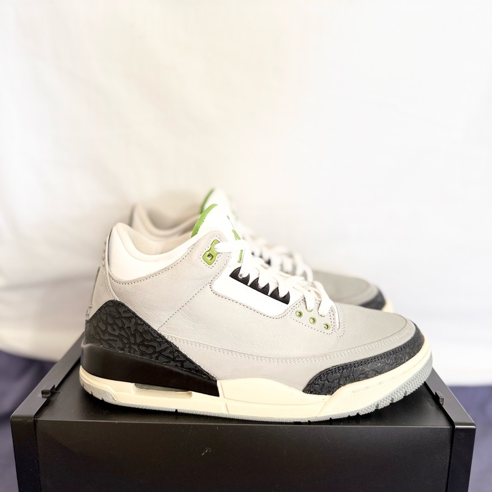 AUTHENTIC Jordan 3 Retro “Chlorophyll” size 9.5 136064-006 2018 PRE-OWNED